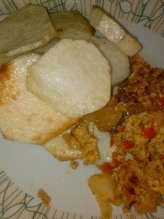 A picture of Fried yam with egg sauce.