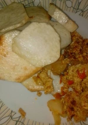 A picture of Fried yam with egg sauce.