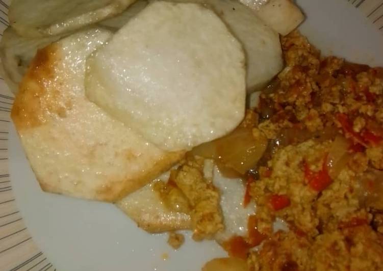 Fried yam with egg sauce