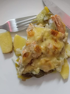 A picture of Potato bake with mushroom sauce and salmon.