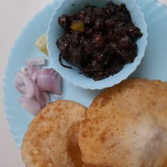 A picture of Pindi chole bhatura.