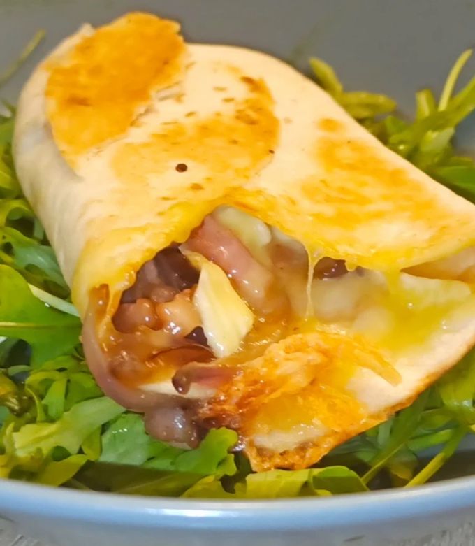 Une photo de Wrap au camembert de Normandie et lardons fumés