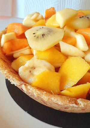 Foto di Cestino di biscotto con frutta fresca e crema di limone (senza uova)