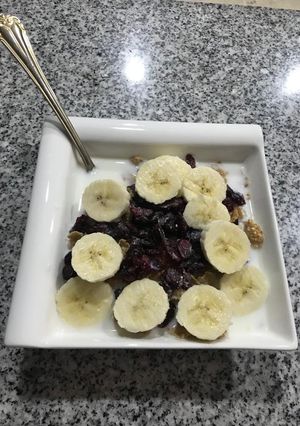 Una foto de Cereal con plátano y arándanos