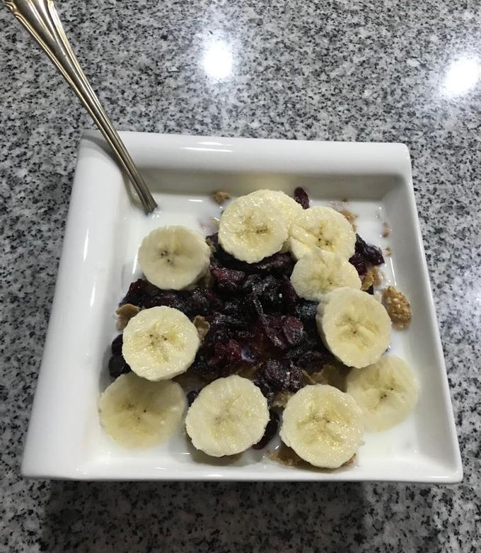 Una foto de Cereal con plátano y arándanos