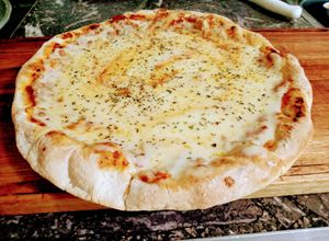 Una foto de Pizza con borde de cheddar
