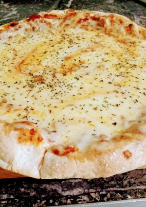 Una foto de Pizza con borde de cheddar