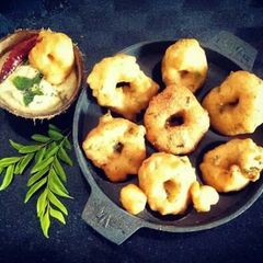 A picture of Medu vadai with coconut chutney #post7.