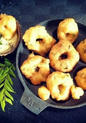 A picture of Medu vadai with coconut chutney #post7.