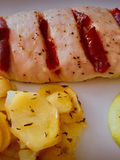 Una foto de Solomillo de pavo con jamón y mahonesa de guisantes con lima y hierbabuena