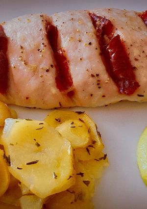 Una foto de Solomillo de pavo con jamón y mahonesa de guisantes con lima y hierbabuena