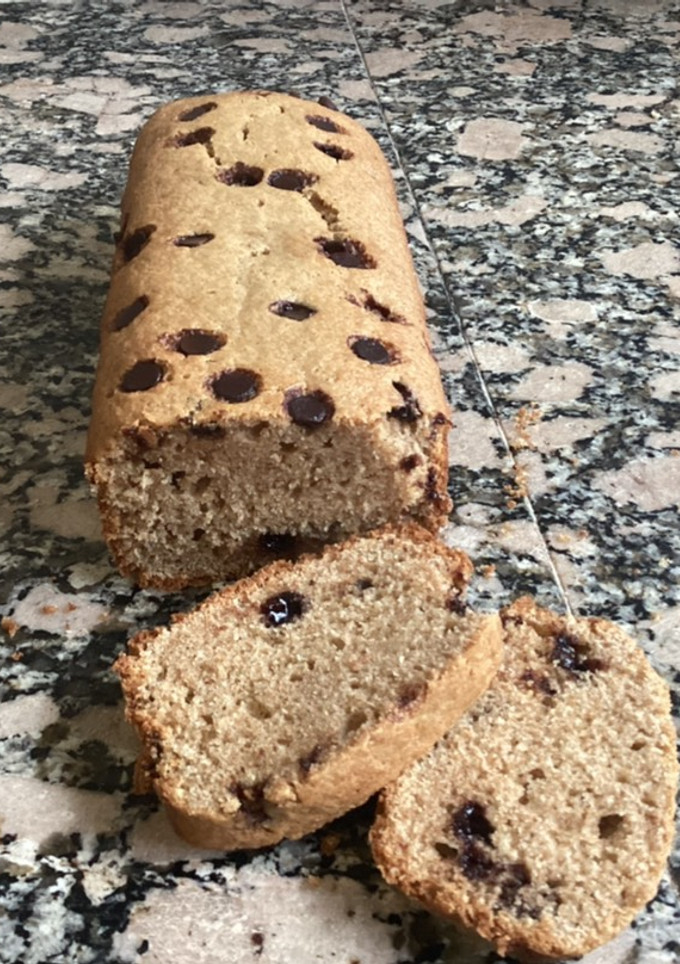 Una foto de Budín integral de banana y chips de chocolate