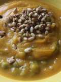 Crema de calabaza con cuajo, guisantes y piñones