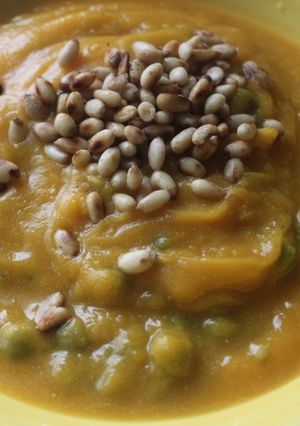 Foto principal de Crema de calabaza con cuajo, guisantes y piñones