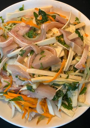 Hình của món Nộm tai heo cổ hũ dừa.