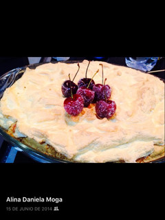 Una foto de Bizcocho con cerezas y merengue tostado