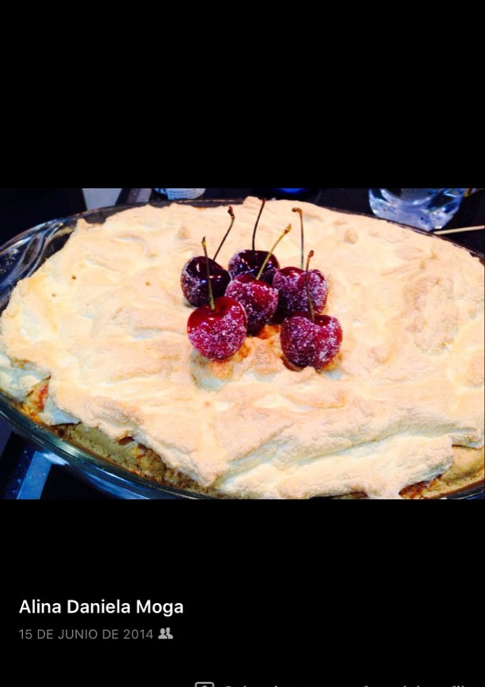 Una foto de Bizcocho con cerezas y merengue tostado