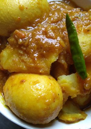 A picture of Egg curry.
