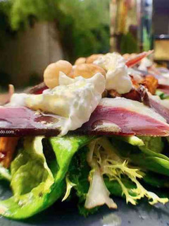 Una foto de Ensalada templada de Pato 🦆, Setas 🍄 y Burrata 🧀