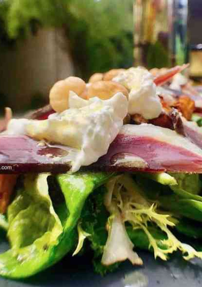 Una foto de Ensalada templada de Pato 🦆, Setas 🍄 y Burrata 🧀