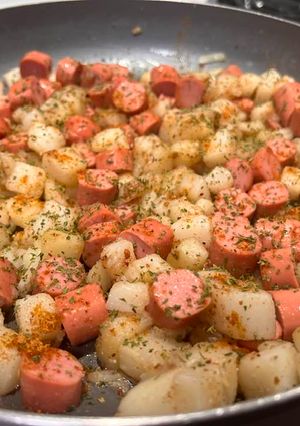 A picture of Skillet potatoes & sausages.