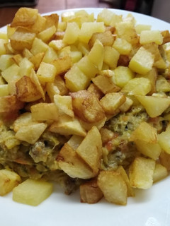 Una foto de Guiso de zapallo italiano con papitas fritas en cuadros