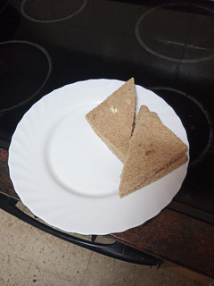 Una foto de Sándwich de ensalada de col, zanahoria, manzana y atún