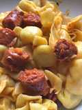 Pasta de paquetitos de champiñón y trufa, con txistorra a la sidra