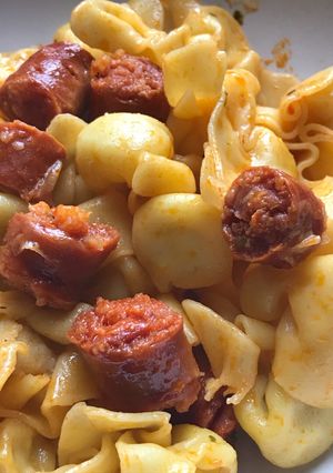 Una foto de Pasta de paquetitos de champiñón y trufa, con txistorra a la sidra