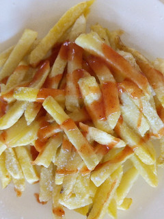 A picture of Chips with Chilli Sauce.