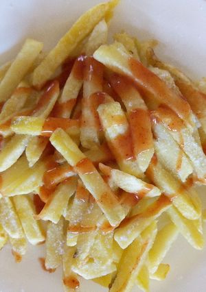 A picture of Chips with Chilli Sauce.