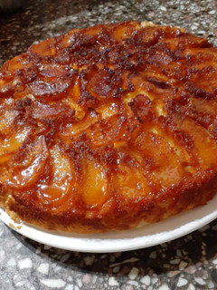 Una foto de Torta invertida de manzana en sartén essen