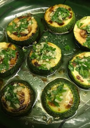 Una foto de Calabacitas con ajo al horno