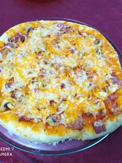 Una foto de Pizza, de Bacon, y champis