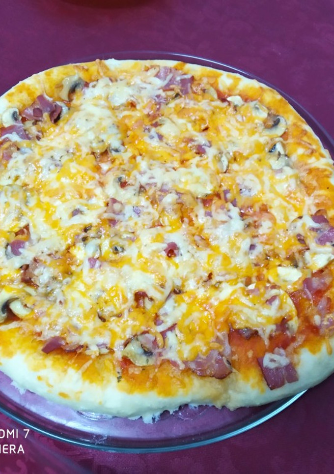 Una foto de Pizza, de Bacon, y champis