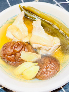 Peeled Chili Pepper and Mushroom Chicken Soup 剝皮辣椒香菇雞湯 的食譜成品照片