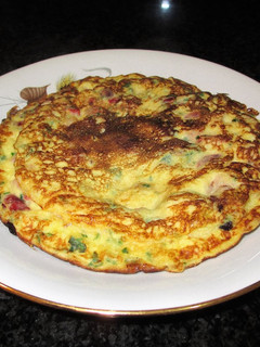 Una foto de Tortilla de jamón york y pimiento rojo