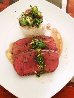 Una foto de Filete al Tomillo con Gremolata Especial y Arroz con Champignon Salteado