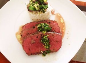 Una foto de Filete al Tomillo con Gremolata Especial y Arroz con Champignon Salteado