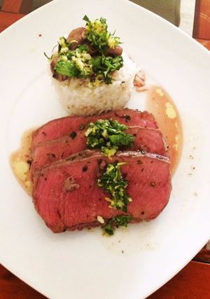 Una foto de Filete al Tomillo con Gremolata Especial y Arroz con Champignon Salteado