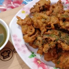 A picture of Palak or Hari piyaz ky pakory.