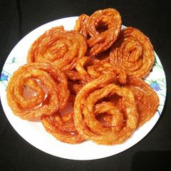 A picture of सिंघाडे के आटे की जलेबी.