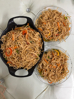 वेज गार्लिक नूडल्स (veg garlic noodles recipe in Hindi) रेसिपी मुख्य फोटो