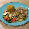 Wok de pollo con ajetes tiernos y una quinoa al curry de guarnición