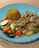 Wok de pollo con ajetes tiernos y una quinoa al curry de guarnición