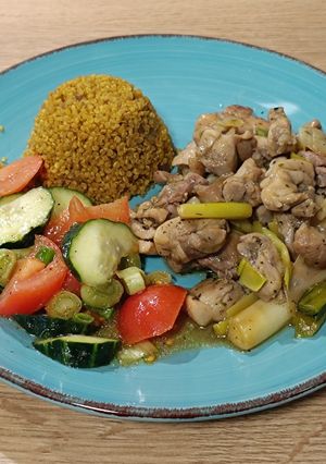 Una foto de Wok de pollo con ajetes tiernos y una quinoa al curry de guarnición