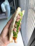 Sandwich cá ngừ ngâm dầu