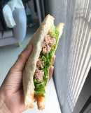 Sandwich cá ngừ ngâm dầu
