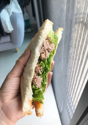 Hình của món Sandwich cá ngừ ngâm dầu.