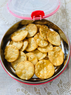 मठरी(Mathri recipe in Hindi) रेसिपी मुख्य फोटो